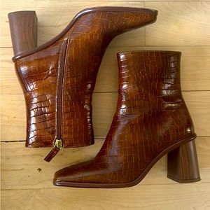 Genuine leather never been worn Alohas